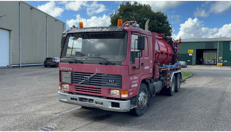 Volvo FL 7 FL7 Vacuum toilet tanker 8000 liter - Camion hydrocureur: photos 1 Volvo FL 7 FL7 Vacuum toilet tanker 8000 liter - Camion hydrocureur: photos 1