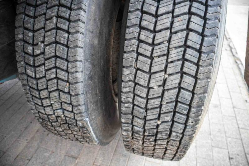 Semi-remorque plateau Kennis KRAAN/CRANE/GRUE/KRAN - KENNIS 14 TON/M: photos 9 Semi-remorque plateau Kennis KRAAN/CRANE/GRUE/KRAN - KENNIS 14 TON/M: photos 9