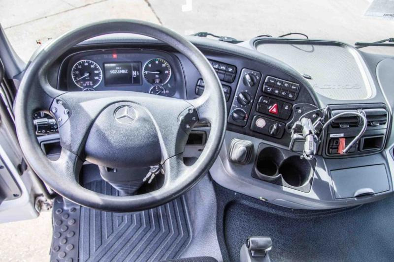 Photo d'intérieur 1: Camion citerne Mercedes ACTROS 2544-MP3+MAGYAR-INOX-18.200L+6COMP Photo d'intérieur 1: Camion citerne Mercedes ACTROS 2544-MP3+MAGYAR-INOX-18.200L+6COMP