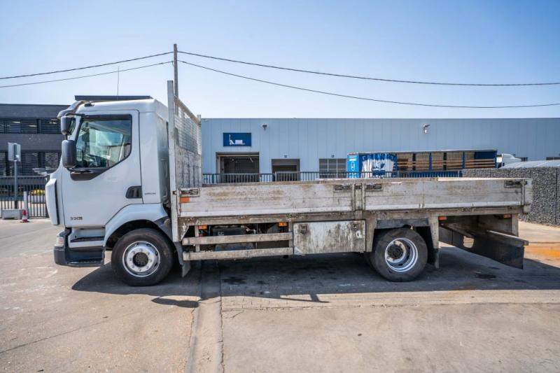 Renault MIDLUM 220 (12T) DXI - Camion plateau: photos 3 Renault MIDLUM 220 (12T) DXI - Camion plateau: photos 3