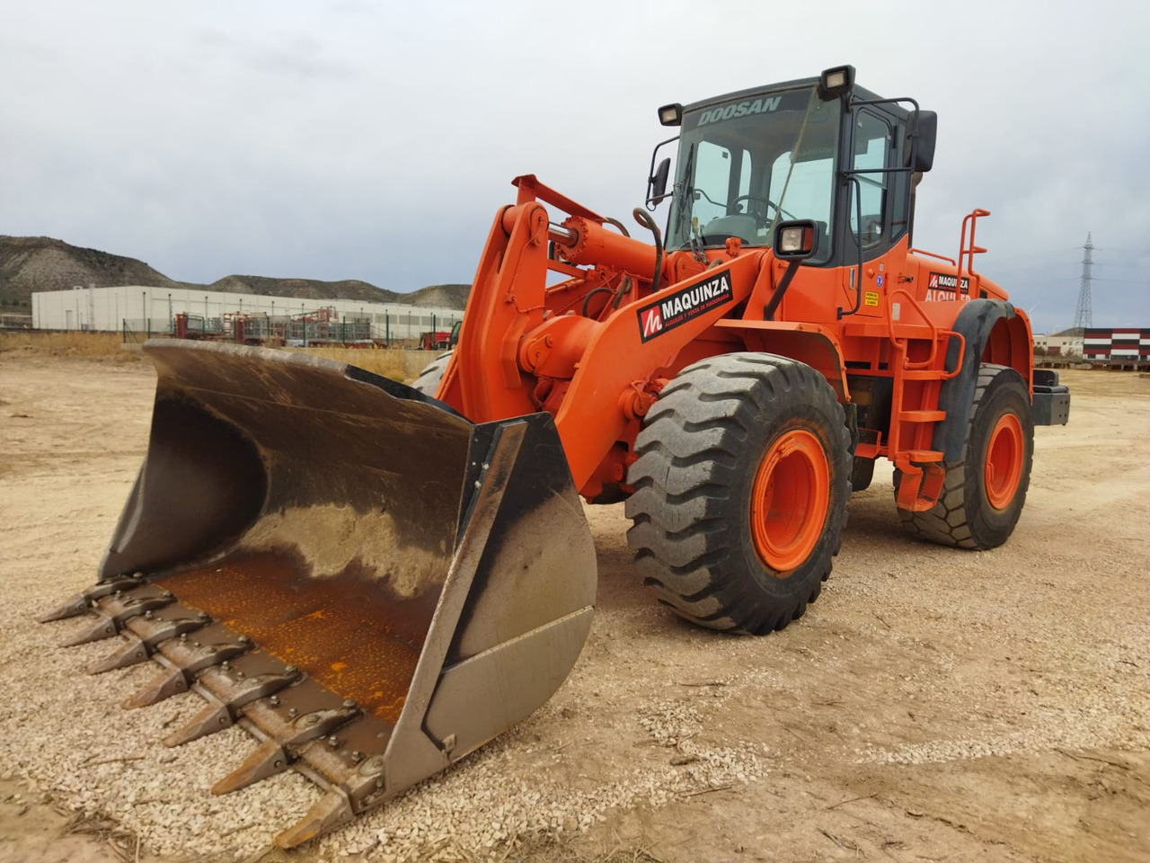 DOOSAN DL300 - Chargeuse sur pneus: photos 1 DOOSAN DL300 - Chargeuse sur pneus: photos 1