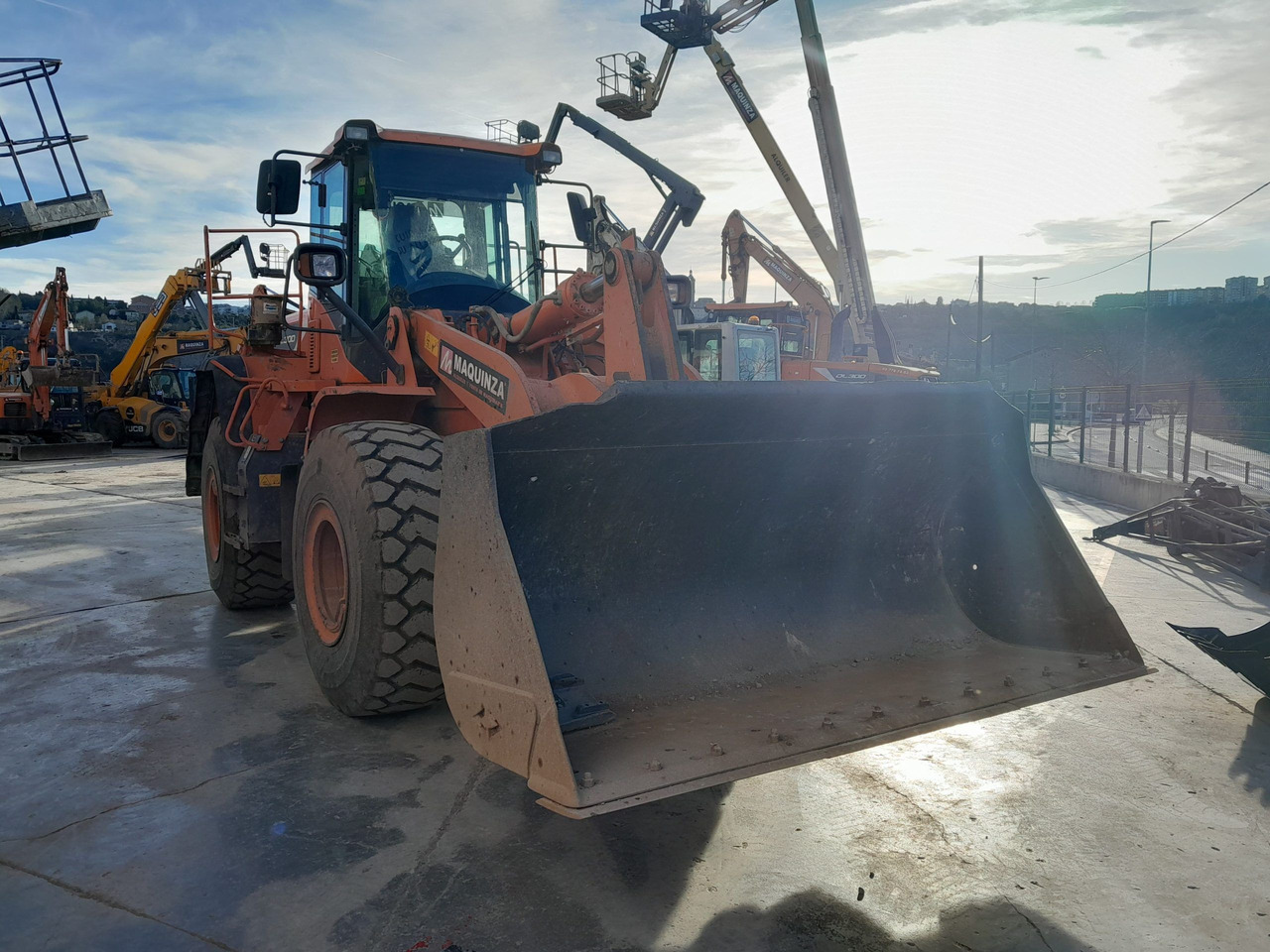 DOOSAN DL300 L/AUX - Chargeuse sur pneus: photos 2 DOOSAN DL300 L/AUX - Chargeuse sur pneus: photos 2