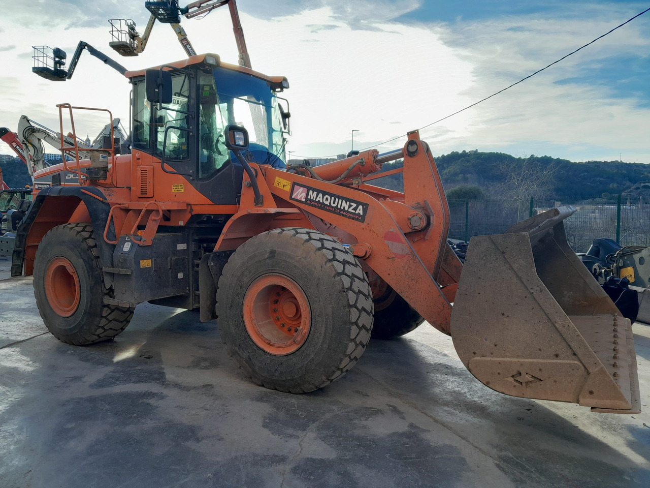 DOOSAN DL300 L/AUX - Chargeuse sur pneus: photos 1 DOOSAN DL300 L/AUX - Chargeuse sur pneus: photos 1