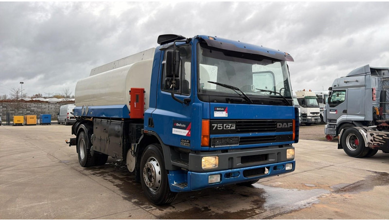 DAF CF 75.290 (15000L / 2 COMPARTIMENTS / MANUAL PUMP / EURO 2 / MANUAL GEARBOX) - Camion citerne: photos 2 DAF CF 75.290 (15000L / 2 COMPARTIMENTS / MANUAL PUMP / EURO 2 / MANUAL GEARBOX) - Camion citerne: photos 2