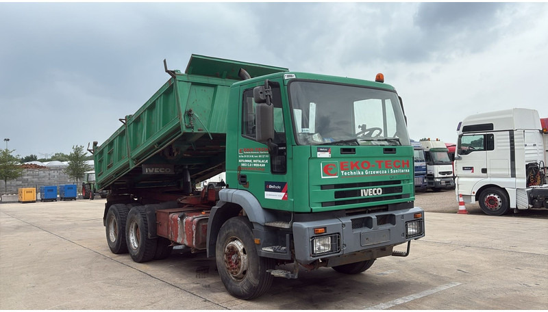 Iveco Eurotrakker 260 E 34 (POMPE MANUELLE / MANUAL PUMP / BOITE MANUELLE / LAMES / GRAND PONT / STEEL SUSP.) - Camion benne: photos 2 Iveco Eurotrakker 260 E 34 (POMPE MANUELLE / MANUAL PUMP / BOITE MANUELLE / LAMES / GRAND PONT / STEEL SUSP.) - Camion benne: photos 2