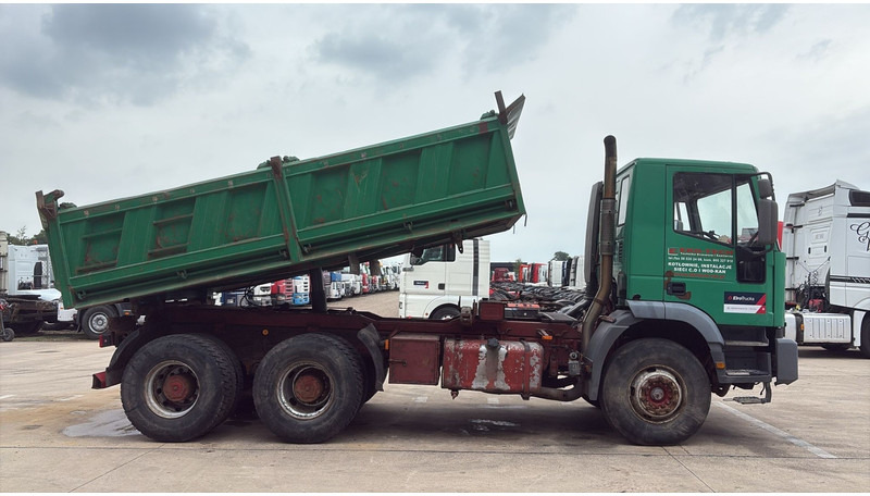 Iveco Eurotrakker 260 E 34 (POMPE MANUELLE / MANUAL PUMP / BOITE MANUELLE / LAMES / GRAND PONT / STEEL SUSP.) - Camion benne: photos 3 Iveco Eurotrakker 260 E 34 (POMPE MANUELLE / MANUAL PUMP / BOITE MANUELLE / LAMES / GRAND PONT / STEEL SUSP.) - Camion benne: photos 3