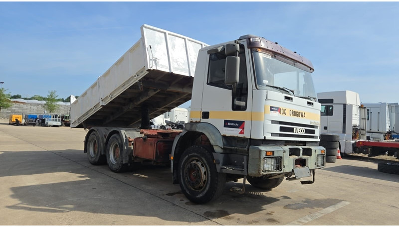 Iveco Eurotrakker 260 E 37 (POMPE MANUELLE / MANUAL PUMP / BOITE MANUELLE / GRAND PONT / LAMES) - Camion benne: photos 3 Iveco Eurotrakker 260 E 37 (POMPE MANUELLE / MANUAL PUMP / BOITE MANUELLE / GRAND PONT / LAMES) - Camion benne: photos 3