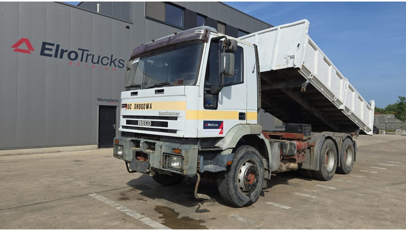 Iveco Eurotrakker 260 E 37 (POMPE MANUELLE / MANUAL PUMP / BOITE MANUELLE / GRAND PONT / LAMES) - Camion benne: photos 1 Iveco Eurotrakker 260 E 37 (POMPE MANUELLE / MANUAL PUMP / BOITE MANUELLE / GRAND PONT / LAMES) - Camion benne: photos 1