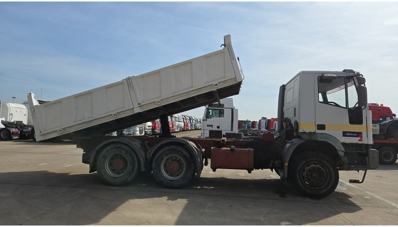 Iveco Eurotrakker 260 E 37 (POMPE MANUELLE / MANUAL PUMP / BOITE MANUELLE / GRAND PONT / LAMES) - Camion benne: photos 4 Iveco Eurotrakker 260 E 37 (POMPE MANUELLE / MANUAL PUMP / BOITE MANUELLE / GRAND PONT / LAMES) - Camion benne: photos 4