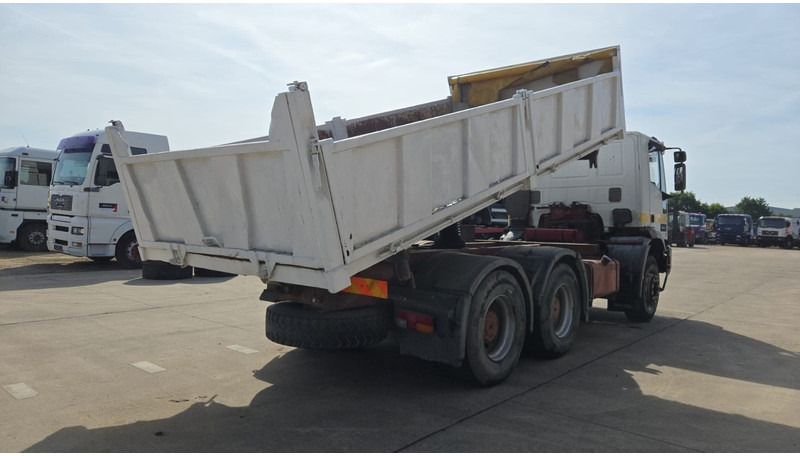 Iveco Eurotrakker 260 E 37 (POMPE MANUELLE / MANUAL PUMP / BOITE MANUELLE / GRAND PONT / LAMES) - Camion benne: photos 5 Iveco Eurotrakker 260 E 37 (POMPE MANUELLE / MANUAL PUMP / BOITE MANUELLE / GRAND PONT / LAMES) - Camion benne: photos 5