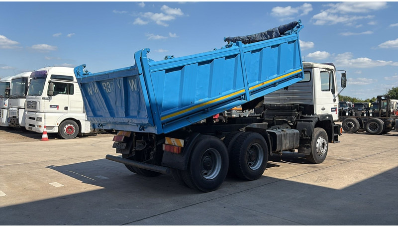 MAN 26.322 (MANUAL PUMP / POMPE MANUELLE / LAMES / GRAND PONT / BIG AXLE) - Camion benne: photos 5 MAN 26.322 (MANUAL PUMP / POMPE MANUELLE / LAMES / GRAND PONT / BIG AXLE) - Camion benne: photos 5