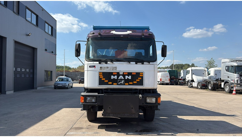 MAN 26.322 (MANUAL PUMP / POMPE MANUELLE / LAMES / GRAND PONT / BIG AXLE) - Camion benne: photos 2 MAN 26.322 (MANUAL PUMP / POMPE MANUELLE / LAMES / GRAND PONT / BIG AXLE) - Camion benne: photos 2