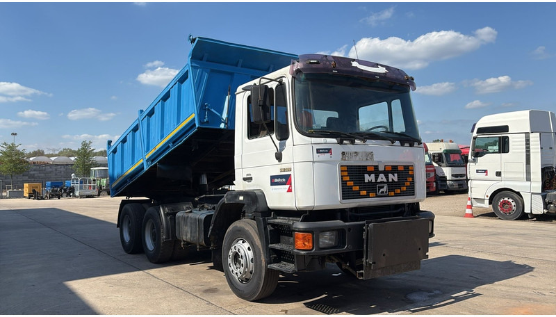 MAN 26.322 (MANUAL PUMP / POMPE MANUELLE / LAMES / GRAND PONT / BIG AXLE) - Camion benne: photos 3 MAN 26.322 (MANUAL PUMP / POMPE MANUELLE / LAMES / GRAND PONT / BIG AXLE) - Camion benne: photos 3