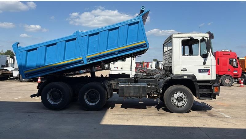 MAN 26.322 (MANUAL PUMP / POMPE MANUELLE / LAMES / GRAND PONT / BIG AXLE) - Camion benne: photos 4 MAN 26.322 (MANUAL PUMP / POMPE MANUELLE / LAMES / GRAND PONT / BIG AXLE) - Camion benne: photos 4