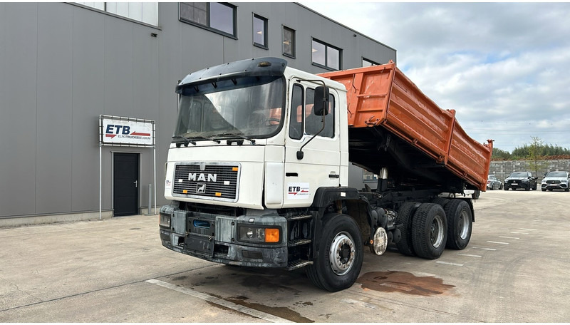 Camion benne MAN 26.372 (BIG AXLE / STEEL SUSPENSION / 6 CYLINDER WITH MANUAL PUMP): photos 1