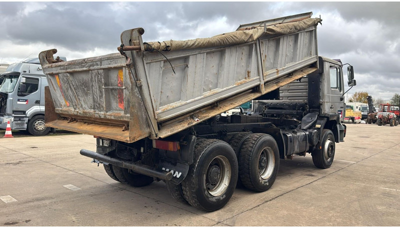 MAN 26.372 (MANUAL PUMP / POMPE MANUELLE / LAMES / GRAND PONT / STEEL SUSP. / 6 CYLINDER) - Camion benne: photos 4 MAN 26.372 (MANUAL PUMP / POMPE MANUELLE / LAMES / GRAND PONT / STEEL SUSP. / 6 CYLINDER) - Camion benne: photos 4