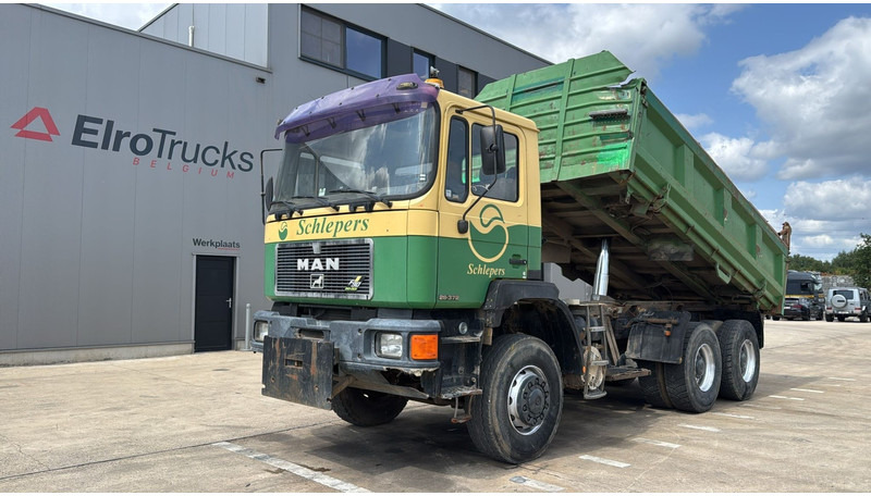 MAN 28.372 (6X6 / BIG AXLE / STEEL SUSPENSION / MANUAL PUMP / 6 CYLINDER / POMPE MANUELLE) - Camion benne: photos 1 MAN 28.372 (6X6 / BIG AXLE / STEEL SUSPENSION / MANUAL PUMP / 6 CYLINDER / POMPE MANUELLE) - Camion benne: photos 1