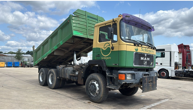 MAN 28.372 (6X6 / BIG AXLE / STEEL SUSPENSION / MANUAL PUMP / 6 CYLINDER / POMPE MANUELLE) - Camion benne: photos 3 MAN 28.372 (6X6 / BIG AXLE / STEEL SUSPENSION / MANUAL PUMP / 6 CYLINDER / POMPE MANUELLE) - Camion benne: photos 3