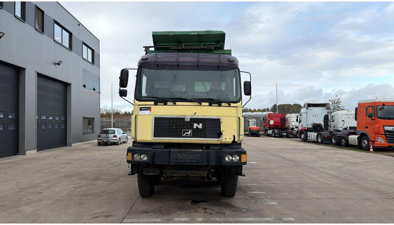 MAN 35.402 (8X8 / BIG AXLES / GRAND PONT / LAMES / STEEL SUSP. / 6 CYLINDER) - Camion benne: photos 2 MAN 35.402 (8X8 / BIG AXLES / GRAND PONT / LAMES / STEEL SUSP. / 6 CYLINDER) - Camion benne: photos 2