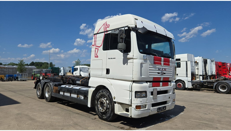 MAN TGA 26.440 (MANUAL GEARBOX / FRONT STEEL / 6X2 / BOITE MANUELLE / DEVANT LAMES) - Châssis cabine: photos 4 MAN TGA 26.440 (MANUAL GEARBOX / FRONT STEEL / 6X2 / BOITE MANUELLE / DEVANT LAMES) - Châssis cabine: photos 4