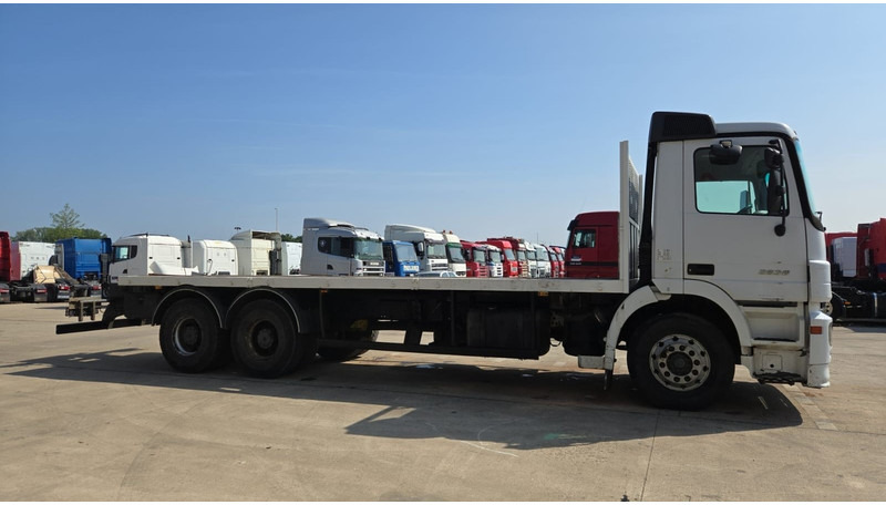 Mercedes-Benz Actros 2636 (6X4 / LAMES / GRAND PONT / MP2 / STEEL SUSP. / BOITE MANUELLE / MANUAL GEARBOX / 9M CHASSIS !!!) - Camion plateau: photos 4 Mercedes-Benz Actros 2636 (6X4 / LAMES / GRAND PONT / MP2 / STEEL SUSP. / BOITE MANUELLE / MANUAL GEARBOX / 9M CHASSIS !!!) - Camion plateau: photos 4