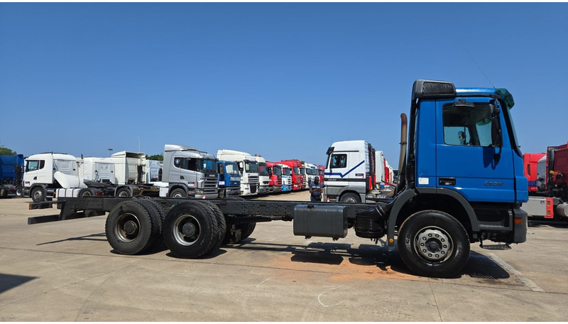 Mercedes-Benz Actros 2636 (MP2 / LAMES / STEEL SUSP. / BOITE MANUELLE / RETARDER !! / TRES PROPRE) - Châssis cabine: photos 4 Mercedes-Benz Actros 2636 (MP2 / LAMES / STEEL SUSP. / BOITE MANUELLE / RETARDER !! / TRES PROPRE) - Châssis cabine: photos 4