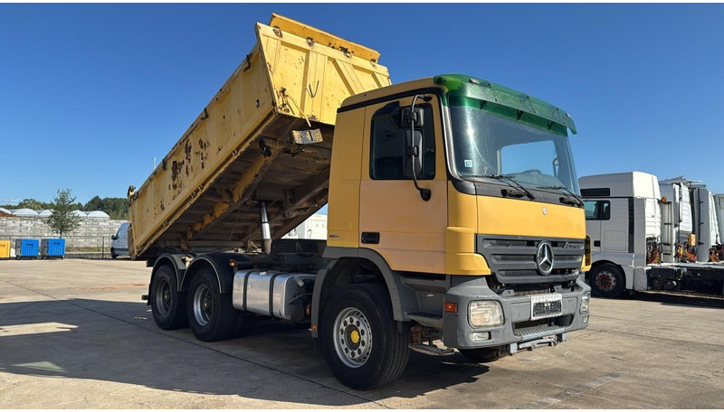 Mercedes-Benz Actros 2641 (EPS / PARFAIT ETAT / LAMES / GRAND PONT / 6X4 / MP2) - Camion benne: photos 2 Mercedes-Benz Actros 2641 (EPS / PARFAIT ETAT / LAMES / GRAND PONT / 6X4 / MP2) - Camion benne: photos 2