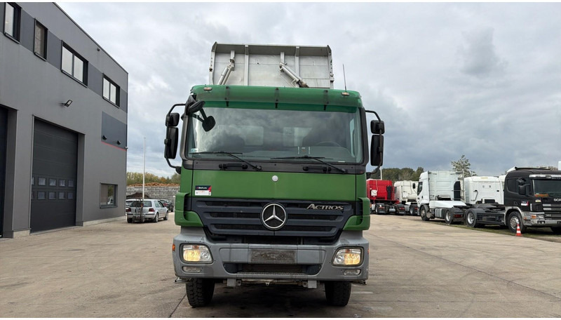 Mercedes-Benz Actros 3246 (EPS / LAMES / GRAND PONT / V6 / MP2 / 3 PEDALES) - Camion benne: photos 2 Mercedes-Benz Actros 3246 (EPS / LAMES / GRAND PONT / V6 / MP2 / 3 PEDALES) - Camion benne: photos 2