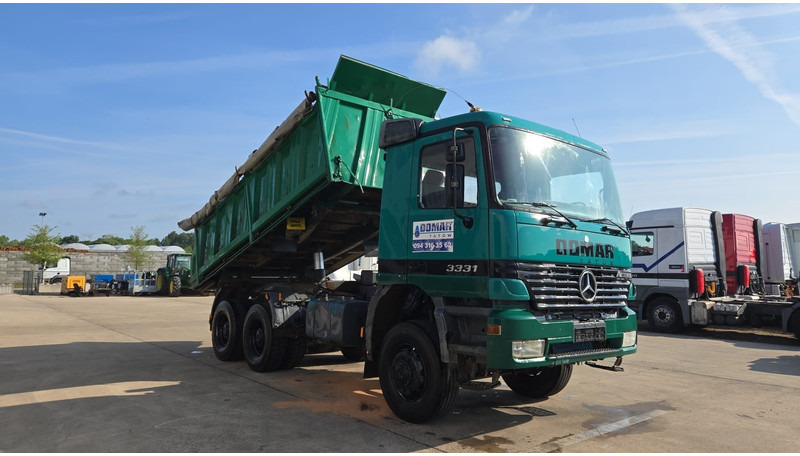 Mercedes-Benz Actros 3331 (BOITE MANUELLE / 6X6 / LAMES / GRAND PONT / V6) - Camion benne: photos 3 Mercedes-Benz Actros 3331 (BOITE MANUELLE / 6X6 / LAMES / GRAND PONT / V6) - Camion benne: photos 3