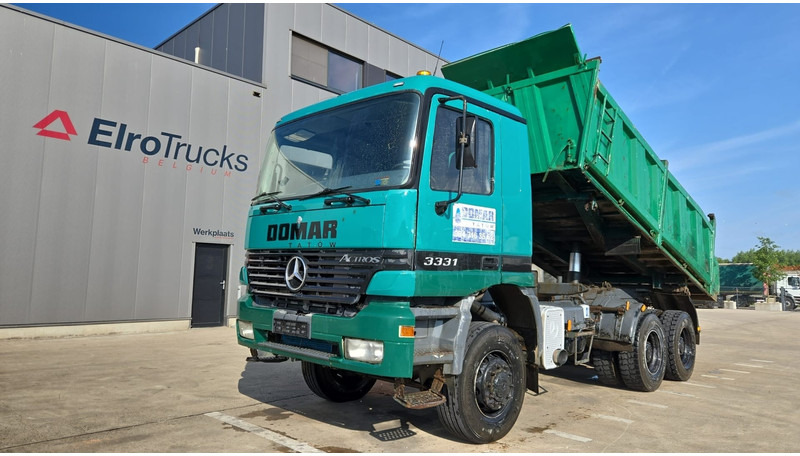 Mercedes-Benz Actros 3331 (BOITE MANUELLE / 6X6 / LAMES / GRAND PONT / V6) - Camion benne: photos 1 Mercedes-Benz Actros 3331 (BOITE MANUELLE / 6X6 / LAMES / GRAND PONT / V6) - Camion benne: photos 1