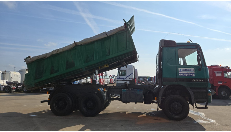 Mercedes-Benz Actros 3331 (BOITE MANUELLE / 6X6 / LAMES / GRAND PONT / V6) - Camion benne: photos 4 Mercedes-Benz Actros 3331 (BOITE MANUELLE / 6X6 / LAMES / GRAND PONT / V6) - Camion benne: photos 4