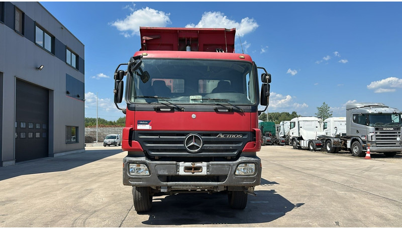 Mercedes-Benz Actros 4141 (8X6 / LAMES / STEEL / BIG AXLE / GRAND PONT / TAMBOURS / MANUAL GETRIEBE / MANUAL GEARBOX) - Camion benne: photos 2 Mercedes-Benz Actros 4141 (8X6 / LAMES / STEEL / BIG AXLE / GRAND PONT / TAMBOURS / MANUAL GETRIEBE / MANUAL GEARBOX) - Camion benne: photos 2