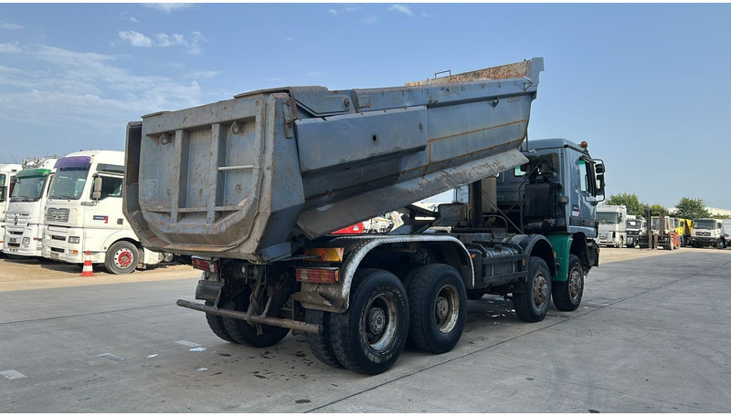 Mercedes-Benz Actros 4143 (8X8 / BOITE MANUELLE / LAMES / GRAND PONT / STEEL SUSP. / BIG AXLE) - Camion benne: photos 4 Mercedes-Benz Actros 4143 (8X8 / BOITE MANUELLE / LAMES / GRAND PONT / STEEL SUSP. / BIG AXLE) - Camion benne: photos 4