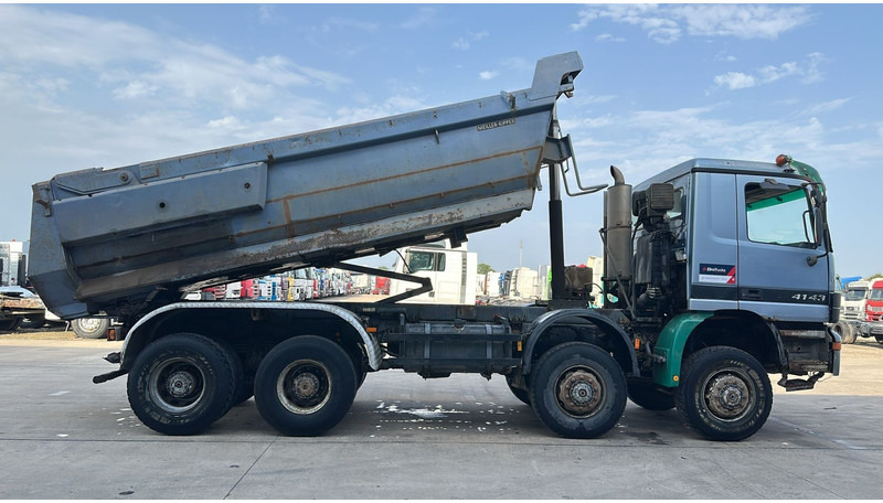 Mercedes-Benz Actros 4143 (8X8 / BOITE MANUELLE / LAMES / GRAND PONT / STEEL SUSP. / BIG AXLE) - Camion benne: photos 3 Mercedes-Benz Actros 4143 (8X8 / BOITE MANUELLE / LAMES / GRAND PONT / STEEL SUSP. / BIG AXLE) - Camion benne: photos 3