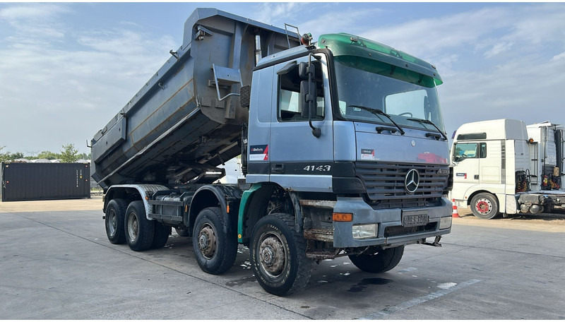 Mercedes-Benz Actros 4143 (8X8 / BOITE MANUELLE / LAMES / GRAND PONT / STEEL SUSP. / BIG AXLE) - Camion benne: photos 5 Mercedes-Benz Actros 4143 (8X8 / BOITE MANUELLE / LAMES / GRAND PONT / STEEL SUSP. / BIG AXLE) - Camion benne: photos 5