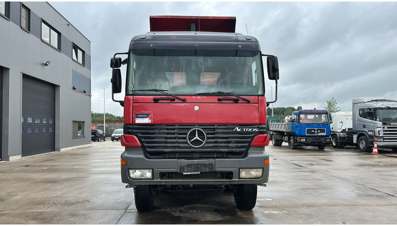 Mercedes-Benz Actros 4143 (BOITE MANUELLE / 8X8 / MANUAL GEARBOX / LAMES / GRAND PONT / BIG AXLE) - Camion benne: photos 2 Mercedes-Benz Actros 4143 (BOITE MANUELLE / 8X8 / MANUAL GEARBOX / LAMES / GRAND PONT / BIG AXLE) - Camion benne: photos 2