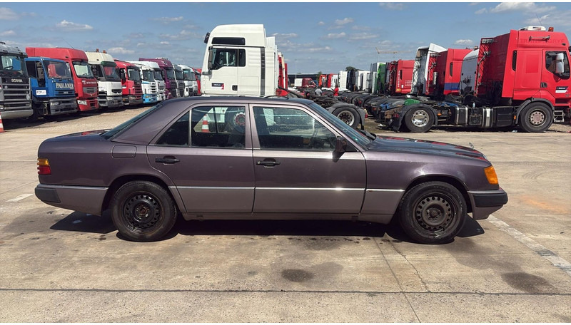 Mercedes-Benz E-Klasse 200 (GERMAN CAR / VOITURE D'ALLEMAGNE / ESSENCE / PETROL / MANUAL) - Berline: photos 4 Mercedes-Benz E-Klasse 200 (GERMAN CAR / VOITURE D'ALLEMAGNE / ESSENCE / PETROL / MANUAL) - Berline: photos 4