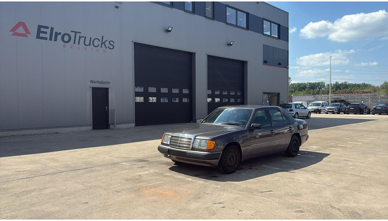 Mercedes-Benz E-Klasse 200 (GERMAN CAR / VOITURE D'ALLEMAGNE / ESSENCE / PETROL / MANUAL) - Berline: photos 1 Mercedes-Benz E-Klasse 200 (GERMAN CAR / VOITURE D'ALLEMAGNE / ESSENCE / PETROL / MANUAL) - Berline: photos 1