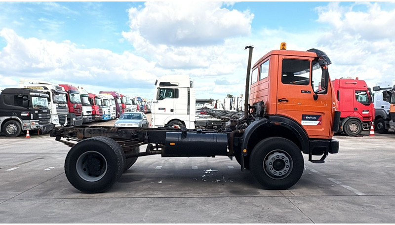 Mercedes-Benz SK 1622 (4X4 / LAMES / GRAND PONT / V6 / BIG AXLE / POMPE MANUELLE) - Châssis cabine: photos 4 Mercedes-Benz SK 1622 (4X4 / LAMES / GRAND PONT / V6 / BIG AXLE / POMPE MANUELLE) - Châssis cabine: photos 4