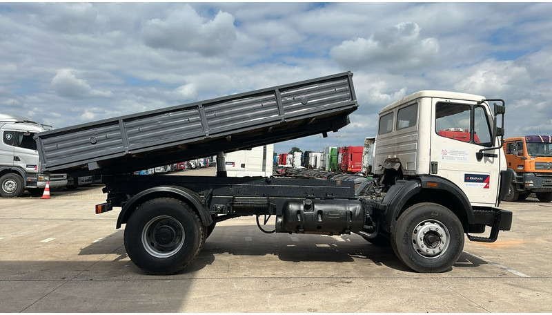 Mercedes-Benz SK 1722 (LAMES / GRAND PONT / V6 / BOITE MANUELLE / POMPE MANUELLE) - Camion benne: photos 4 Mercedes-Benz SK 1722 (LAMES / GRAND PONT / V6 / BOITE MANUELLE / POMPE MANUELLE) - Camion benne: photos 4