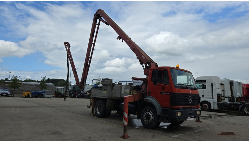 Mercedes-Benz SK 1824 (V6 / LAMES / GRAND PONT / PUTZMEISTER 24M/ JOYSTICK / RADIO) - Camion pompe: photos 3 Mercedes-Benz SK 1824 (V6 / LAMES / GRAND PONT / PUTZMEISTER 24M/ JOYSTICK / RADIO) - Camion pompe: photos 3