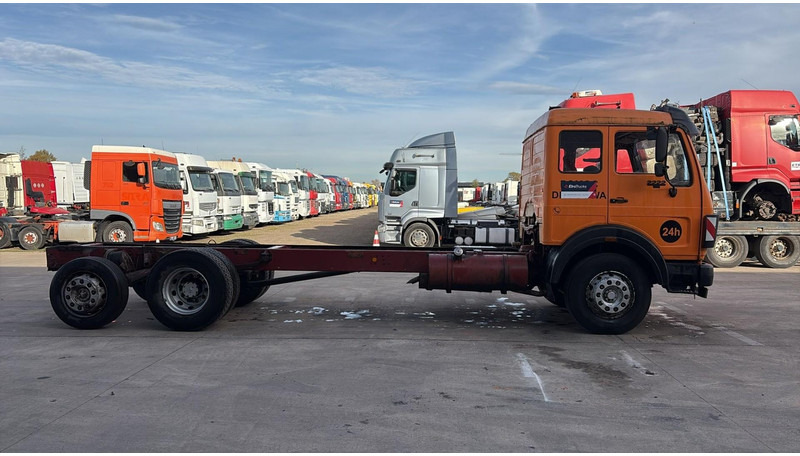 Mercedes-Benz SK 2222 (V6 / FULL STEEL / LAMES / BOITE MANUELLE / POMPE MANUELLE / 8 ROUES / 6X2) - Châssis cabine: photos 3 Mercedes-Benz SK 2222 (V6 / FULL STEEL / LAMES / BOITE MANUELLE / POMPE MANUELLE / 8 ROUES / 6X2) - Châssis cabine: photos 3