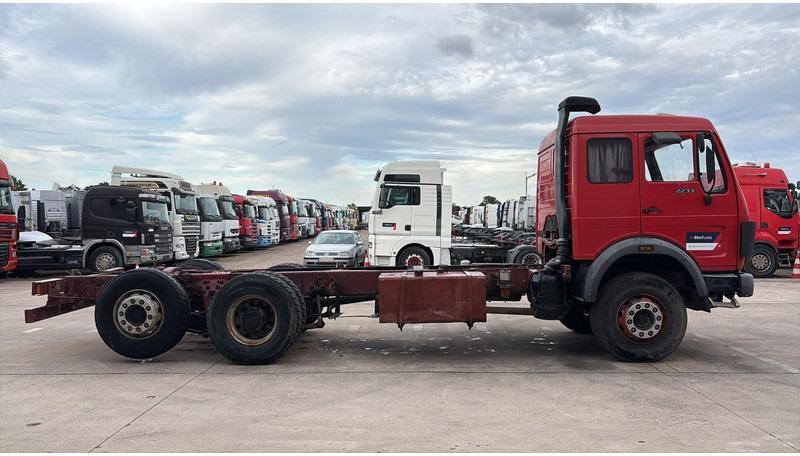 Mercedes-Benz SK 2233 (LAMES / GRAND PONT / V8 AVEC 2X TURBO / BIG AXLE) - Châssis cabine: photos 3 Mercedes-Benz SK 2233 (LAMES / GRAND PONT / V8 AVEC 2X TURBO / BIG AXLE) - Châssis cabine: photos 3