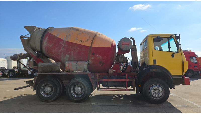 Mercedes-Benz SK 2527 (MALAXEUR / MIXER / POSSIBLE COMME CHASSIS / 6X4 / LAMES / GRAND PONT) - Camion malaxeur: photos 3 Mercedes-Benz SK 2527 (MALAXEUR / MIXER / POSSIBLE COMME CHASSIS / 6X4 / LAMES / GRAND PONT) - Camion malaxeur: photos 3