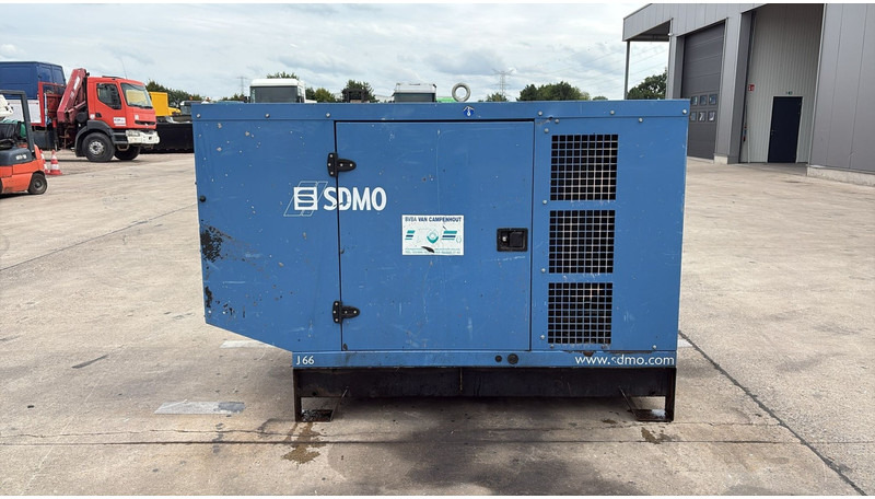 SDMO J66K (JOHN DEERE ENGINE / 3 PHASES / 66 KVA / BE MACHINE) - Groupe électrogène: photos 5 SDMO J66K (JOHN DEERE ENGINE / 3 PHASES / 66 KVA / BE MACHINE) - Groupe électrogène: photos 5