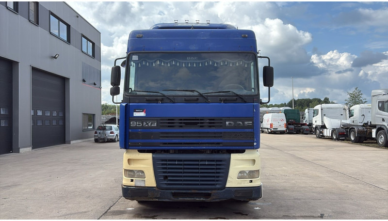 DAF 95 XF 430 (EURO 3 / BOITE MANUELLE / MANUAL GEARBOX) - Tracteur routier: photos 2 DAF 95 XF 430 (EURO 3 / BOITE MANUELLE / MANUAL GEARBOX) - Tracteur routier: photos 2