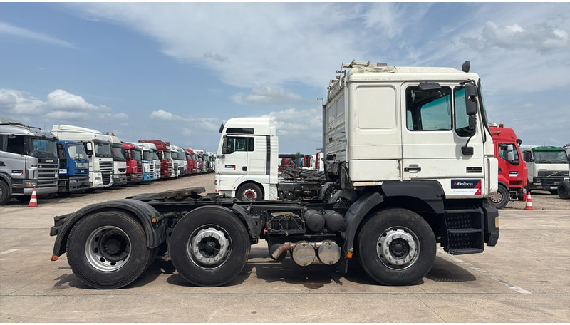MAN 25.403 (6X2 / 6 CYLINDER / EURO 2 / MANUAL GEARBOX / 8 TYRES) - Tracteur routier: photos 3 MAN 25.403 (6X2 / 6 CYLINDER / EURO 2 / MANUAL GEARBOX / 8 TYRES) - Tracteur routier: photos 3