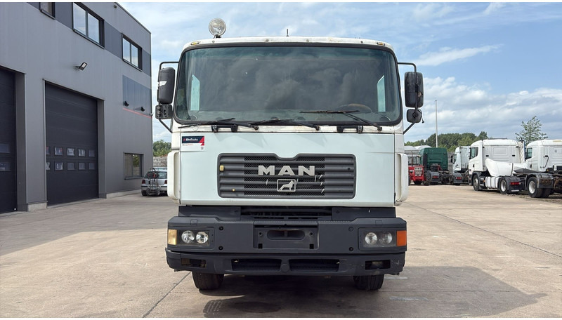 MAN 25.403 (6X2 / 6 CYLINDER / EURO 2 / MANUAL GEARBOX / 8 TYRES) - Tracteur routier: photos 5 MAN 25.403 (6X2 / 6 CYLINDER / EURO 2 / MANUAL GEARBOX / 8 TYRES) - Tracteur routier: photos 5