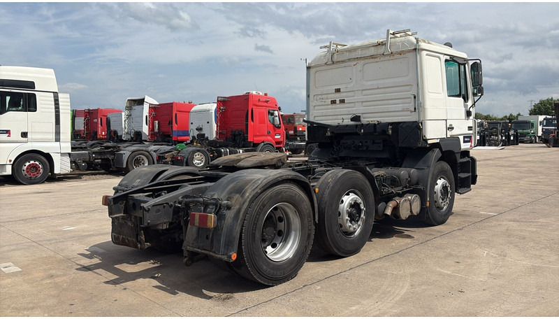 MAN 25.403 (6X2 / 6 CYLINDER / EURO 2 / MANUAL GEARBOX / 8 TYRES) - Tracteur routier: photos 4 MAN 25.403 (6X2 / 6 CYLINDER / EURO 2 / MANUAL GEARBOX / 8 TYRES) - Tracteur routier: photos 4