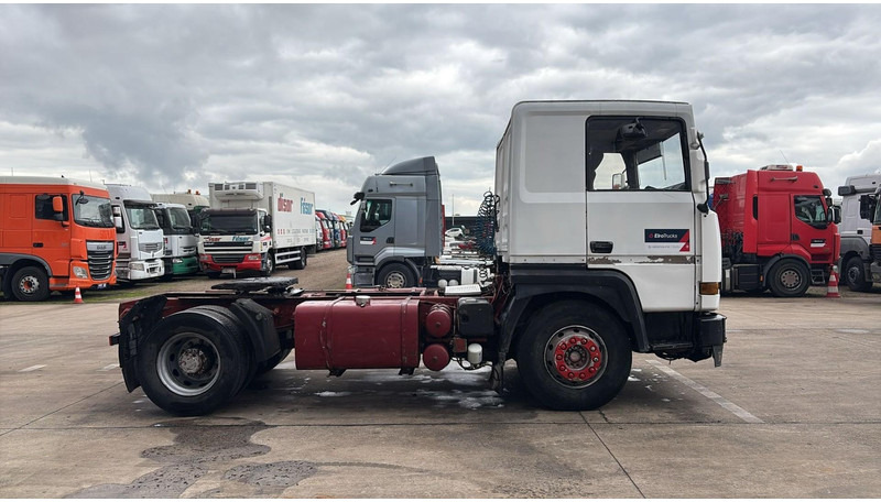 Renault R 385 Major (2 CULASSE / LAMES / GRAND PONT / STEEL SUSP. / MANUAL PUMP / POMPE MANUELLE) - Tracteur routier: photos 3 Renault R 385 Major (2 CULASSE / LAMES / GRAND PONT / STEEL SUSP. / MANUAL PUMP / POMPE MANUELLE) - Tracteur routier: photos 3